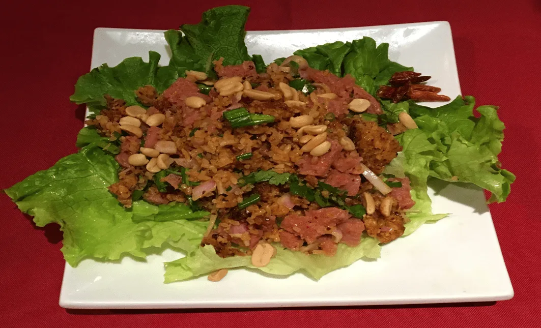 165 - salade nem thadeua 165 - Salade Nem Thadeua de riz croustillant et porc fermenté