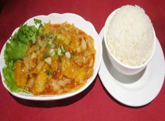476 476 - Poisson aux oignons et sauce tomate