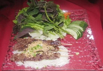 513 513 - Vermicelles aux brochettes de bœuf