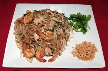 570 570 - Pad thaï (pâtes de riz aux crevettes à la sauce thaï)
